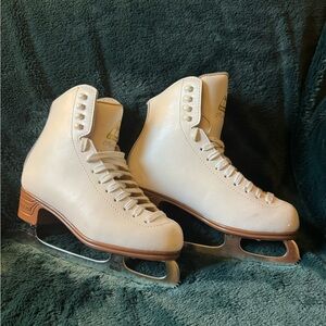 JACKSON Mystique ice skates size 4, aspire interior